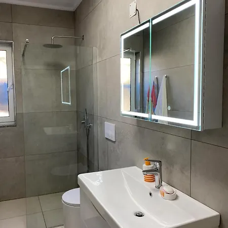 Bright & Cozy With Balcony Zhaban