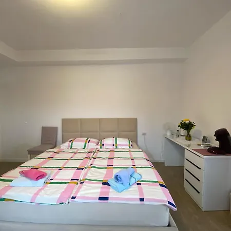 Bright & Cozy With Balcony منزل للإقامة