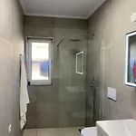 Quarto em Acomodações Particulares Bright & Cozy With Balcony