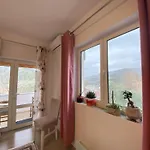 Quarto em Acomodações Particulares Bright & Cozy With Balcony *
