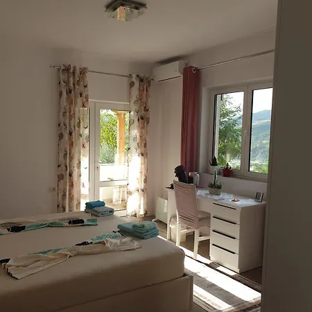 Bright & Cozy With Balcony Проживание в семье Corovode